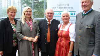 Gratulation von Traunsteiner Seite im Schloß Nymphenburg unmittelbar nach der Ehrung v.r. Vizebürgermeister Hans Zillner, Brigitte Kohler mit Ehemann Georg, Ministerin Melanie Huml, Stellvertretende Landrätin Resi Schmidhuber, nicht am Foto Margareta Reibnegger, Leiterin der Sozialen Dienste © Diakonie Südöstbayern