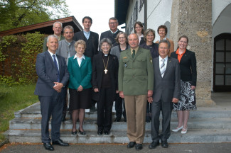 Die evangelische Regionalbischöfin Susanne Breit-Keßler (Mitte) besuchte unter anderem in Begleitung von Dekan Peter Bertram aus Traunstein (vorne links), den Pfarrern Ewald Seißler, Wernher Bien und Werner Buckel (hinten) sowie Ainrings Bürgermeister Hans Eschlberger (vorne zweiter von rechts) das Fortbildungsinstitut der Bayerischen Polizei in Ainring. Mit im Bild ist Leitender Polizeidirektor Johann Peter Holzner (vorne zweiter von rechts).