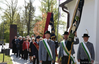 Trachtenverein und Feuerwehr begleiteten den Einzug zum Festgottesdienst mit Fahnenabordnungen