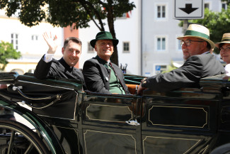 v.l.n.r.: Stadtpfarrer Konrad Roider, Dekan Peter, Bertram, Alt-OB Manfred Kösterke, Monika Bertram