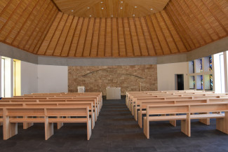 Helle Eschenbänke, dunkle Bodenfliesen: So sieht die neue Burghauser Friedenskirche aus. Altar und Ambo sind aktuell noch nicht ausgepackt