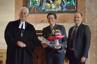 Dekan Peter Bertram und Diakonie-Vorstandssprecher Andreas Karau danken Professorin Dr. Claudia Bausewein.