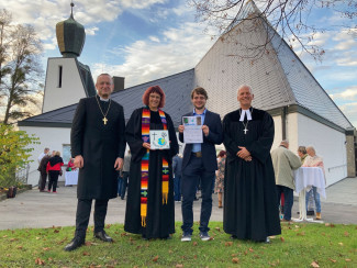 Regionalbischof Kopp, Pfarrerin Andrea Klopfer, Felix Immer, Projektkoordinator der evangelisch-lutherischen Kirche Bayern und Dekan Peter Bertram freuen sich über die Auszeichnung