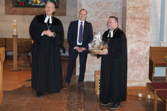 Von links: Dekan Peter Bertram und Andreas Karau dankten Oberkirchenrat Stefan Blumtritt für die Predigt.