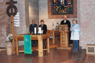 Verantwortliche der Diakonie beteiligten sich an der Gestaltung des Diakoniegottesdienstes zum Auftakt der Herbstsammlung. Von links: Vorstand Andreas Karau, Veronika Kecht (Leitung des Mutter-Kind-Wohnens), Dekan Peter Bertram und Birgit Berwanger (Fachstelle gegen sexuelle Gewalt)