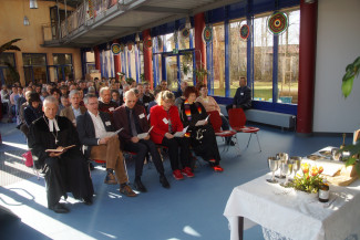 Die konstituierende Sitzung der Dekanatssynode im evangelisch-lutherischen Dekanat Traunstein begann mit einem Abendmahls-Gottesdienst. Das Foto zeigt in der ersten Reihe, von links: Dekan Peter Bertram, Stellvertreter Süd Thomas Schmeckenbrecher, die Synodenpräsidenten Dr. Andreas Schroter und Carmen Baumgärtner sowie die Dekans-Stellvertreterin Nord Andrea Klopfer