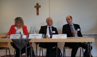 Über eine Reihe von Themen berichtete das Präsidium des Dekanats: (von links) Carmen Baumgärtner, Dekan Peter Bertram, Dr. Andreas Schroter