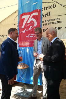 Im Gespräch beim Sektempfang: der Vorsitzende der Augustinum Konzerngeschäftsführung, Joachim Gengenbach (Mitte) mit Landrat Michael Koller (links) und Dekan Peter Bertram.
