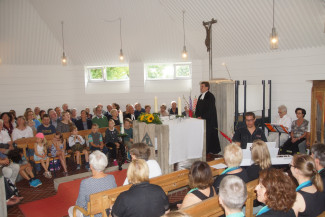 Pfarrer Barthel Pichlmeier begrüßte die Gottesdienstbesucher in der übervollen Kirche