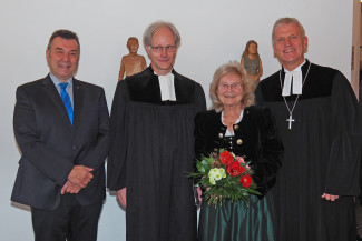 Foto: Annelie Gromoll wurde für ihre langjährige ehrenamtliche Tätigkeit als Diakoniebeauftragte geehrt. Von links: Diakon Robert Münderlein, Pfarrer Thomas Seitz, Diakoniebeauftragte Annelie Gromoll, Dekan Peter Bertram.