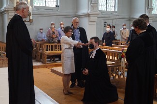 Mit Handauflegung und Gebeten segneten Menschen, die ihm nahe stehen, den neuen Pfarrer: hier Renate Graßl, links im Bild Dekan Peter Bertram