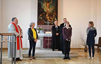 Der neue evangelische Pfarrer Torsten Fecke (3.v.l.) stellte mit Dekan peter Bertram (ganz hinten) beim festgottesdienst als wichtige Wegbegleiter seinen jüngsten Sohn Lars (2.v.r.), dessen Patin Svende Landers (r.), Diakon Helmut Klett (l.) und Karin Kolbinger vor, die Vertrauensfrau des Kirchenvorstands.