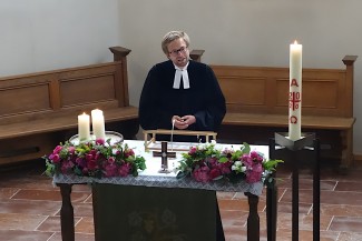 Pfarrer Dr. Josef Höglauer hat in seiner ersten Predigt das Licht in den Mittelpunkt gestellt