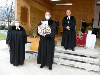 Bernd Reuther als neuer evangelischer Ruhpoldinger Pfarrer wurde im  Ruhpoldinger Kurpark trotz eisiger Temperaturen herzlich begrüßt, v. l. Pfarrerin Ann-Katrin Streeck, Bernd Reuther und Dekan Peter Bertram