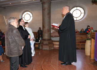 Dekan Peter Bertram (re) bei der Einführungsfrage an den neuen Stadtpfarrer Alois Vogl (2. v. r.). Anschließend bekam Vogl den Segen von seiner Frau Laurel (2. v. l), dem Vertrauensmann des Kirchenvorstandes, Wolfgang Grothe (li) und dem Dekan