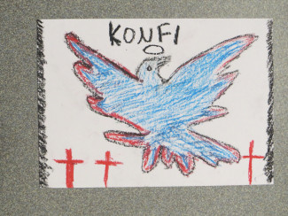 Eine Zeichnung eines blauen Vogels, gemalt mit Wachsmalstiften für eine Konfirmation. Am Boden sind 3 rote Kreuze.