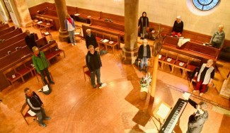 Zwei Meter Abstand zwischen den Sängern muss derzeit sein - beim Proben wie bei der musikalischen Gestaltung des Gottesdienstes. Daher können dann auch nur maximal 14 Kantoreimitglieder auf der Empore singen.