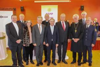 Beim Empfang der bundesweiten Konferenz der Polizeiseelsorger im Haus der Kultur (von links): Monsignore Andreas Simbeck, Leitender Polizeidirektor Johann Peter Holzner, Polizeipfarrerin Hilda Schneider, Bürgermeister Hans Eschlberger, Oberkirchenrat Detlev Bierbaum, Landrat Georg Grabner, Innenminister Joachim Herrmann, Landesbischof Heinrich Bedford-Strohm, Kirchenrat Matthias Herling und Polizeipräsident Robert Kopp.  Foto: BPFI