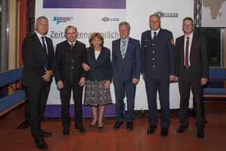 Beim Zeitzeugengespräch am BPFI von links: Dekan Peter Bertram, Landrat Georg Grabner, Ehrengast Dr. Charlotte Knobloch, Ainrings Bürgermeister Hans Eschlberger, Leitender Polizeidirektor Johann Peter Holzner und Oberstaatsanwalt Volker Ziegler