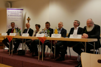 von links nach rechts: Dekan Dr. Markus Ambrosy, Dekan Peter Bertram, Renate Graßl, Diakon Robert Münderlein, Pfarrer Christoph Keller, Pfarrer Thomas Schmeckenbecher und Pfarrer Karl-Friedrich Wackerbarth