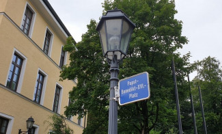 Der Platz am Landratsamt wird auch weiterhin - wenn es nach dem Willen von Oberbürgermeister Dr. Hümmer geht - "Papst-Benedikt-XVI._Platz" heißen