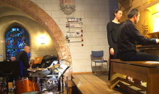 Matthias Bertelshofer an der Orgel, unterstützt von der Registrantin Viktoria Stegemann, musiziert mit Anno Kesting am Schlagwerk