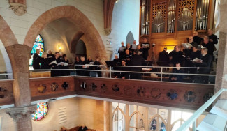 Die Chöre der Kantorei Traunstein und des Motettenchors der Stadtkirche Bad Reichenhall unter der Leitung von Matthias Mertelshofer in der Auferstehungskirche Traunstein. An der Orgel spielte Matthias Roth