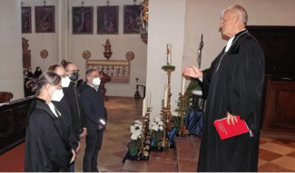 Dekan Peter Bertram (rechts) segnete bei der Entpflichtung die gesamte Pfarrersfamilie Sänger. Von links: Anke, Paul, Jakob und Wolfgang